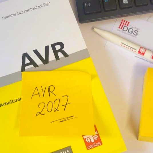 "AVR 2027" klebt auf einer Ausgabe der AVR Caritas